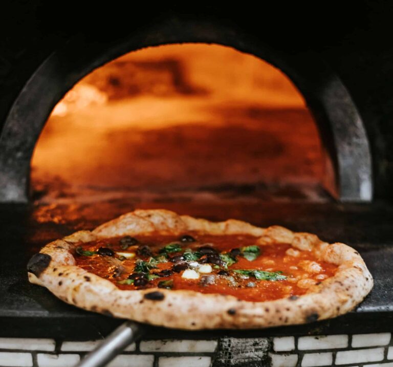 Pizzauunissa paistat autenttisen italialaisen pizzan. Lue lisää, mikä on paras pizzauuni vuonna 2023.