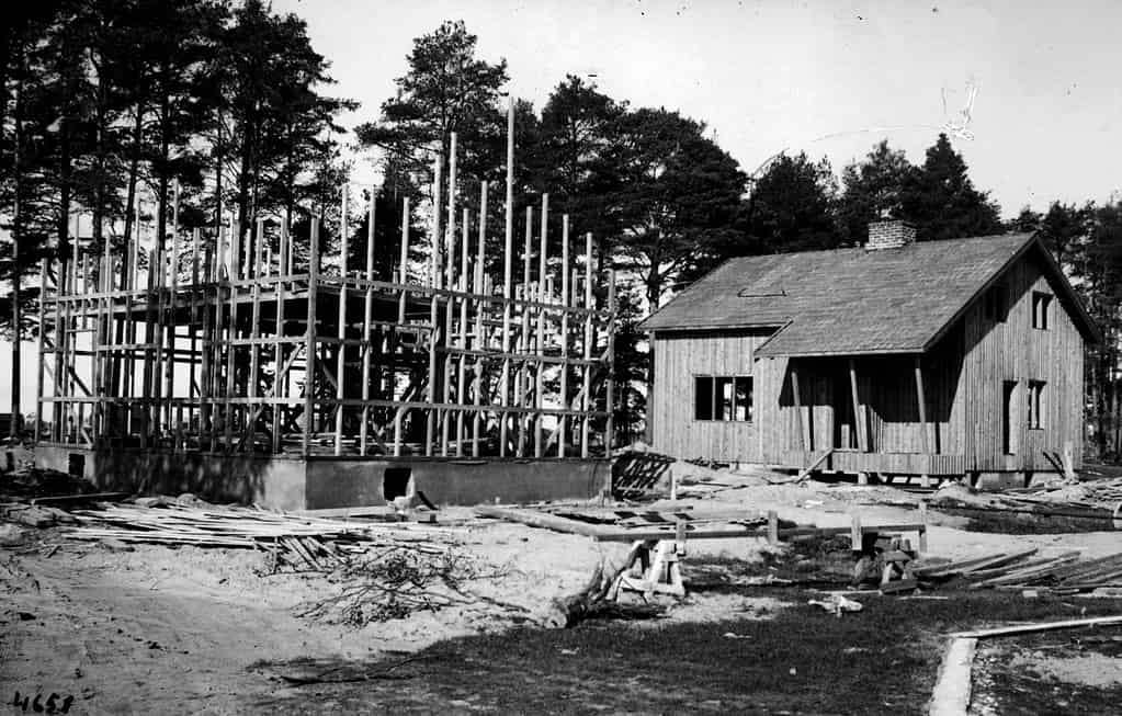 1945 valmistunut rintamamiestalo Oulussa, Karjasillalla. Kuvassa pystylaudoitustyylistä rintamamiestaloa rakennetaan