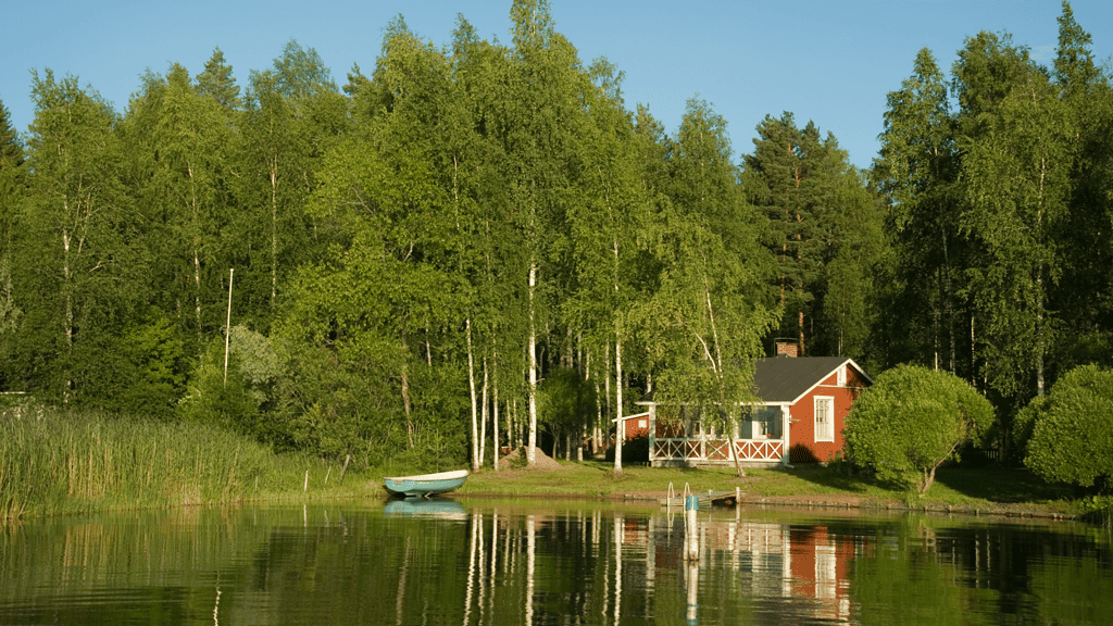 Suomalainen mökki järven rannalla.