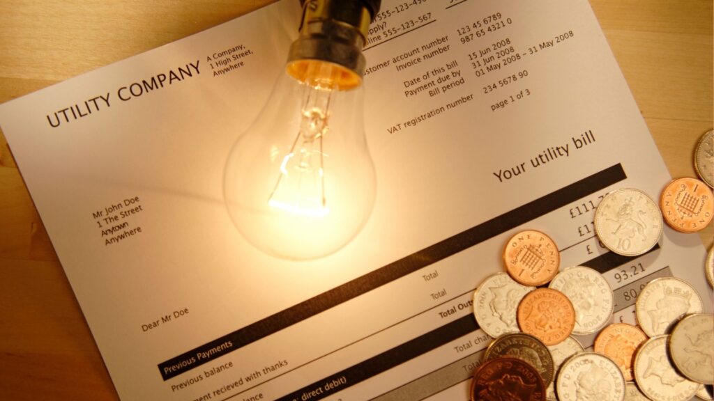 blogikuvitus 17 - TaloEkspertti sähkölasku ja lamppu. kuvituskuva