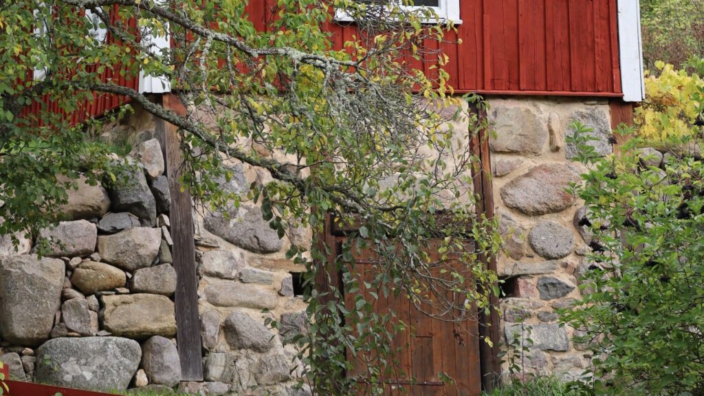 Punainen puutalo kivisokkelin päällä - TaloEkspertti Punainen puutalo kivisokkelin päällä